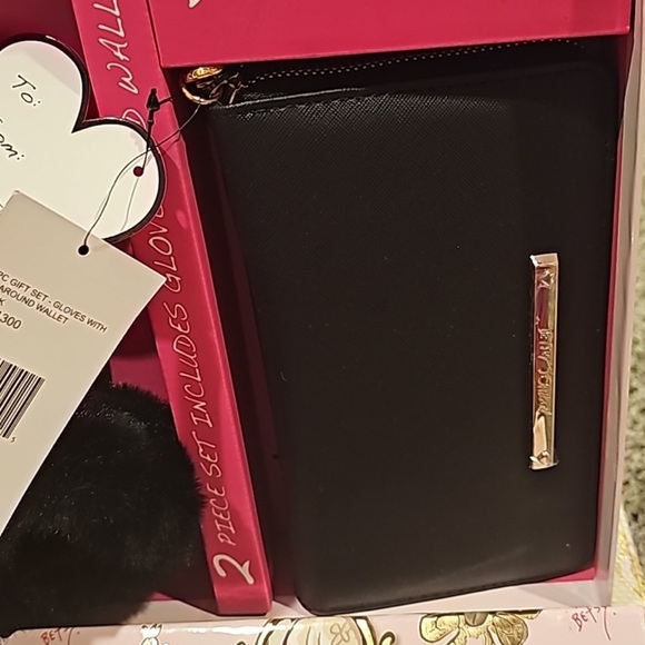 🪷 NIB Betsey Johnson Cameo Gloves & Wristlet Gift Set - Picture 4 of 15